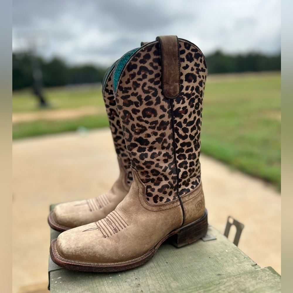 BRAND NEW  ARIAT  CHEETAH/BEIGE